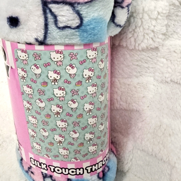 Sanrio Hello Kitty Plush Throw Blanket ( The Pink Life ) 40" × 50" - Picture 2 of 4